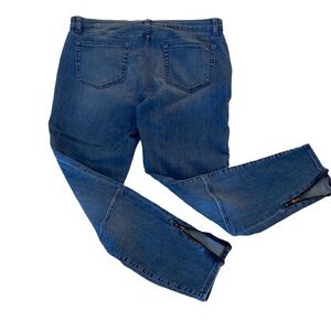 Tommy Hilfinger denim leggings with cute zippers on hem. Size 14.
C